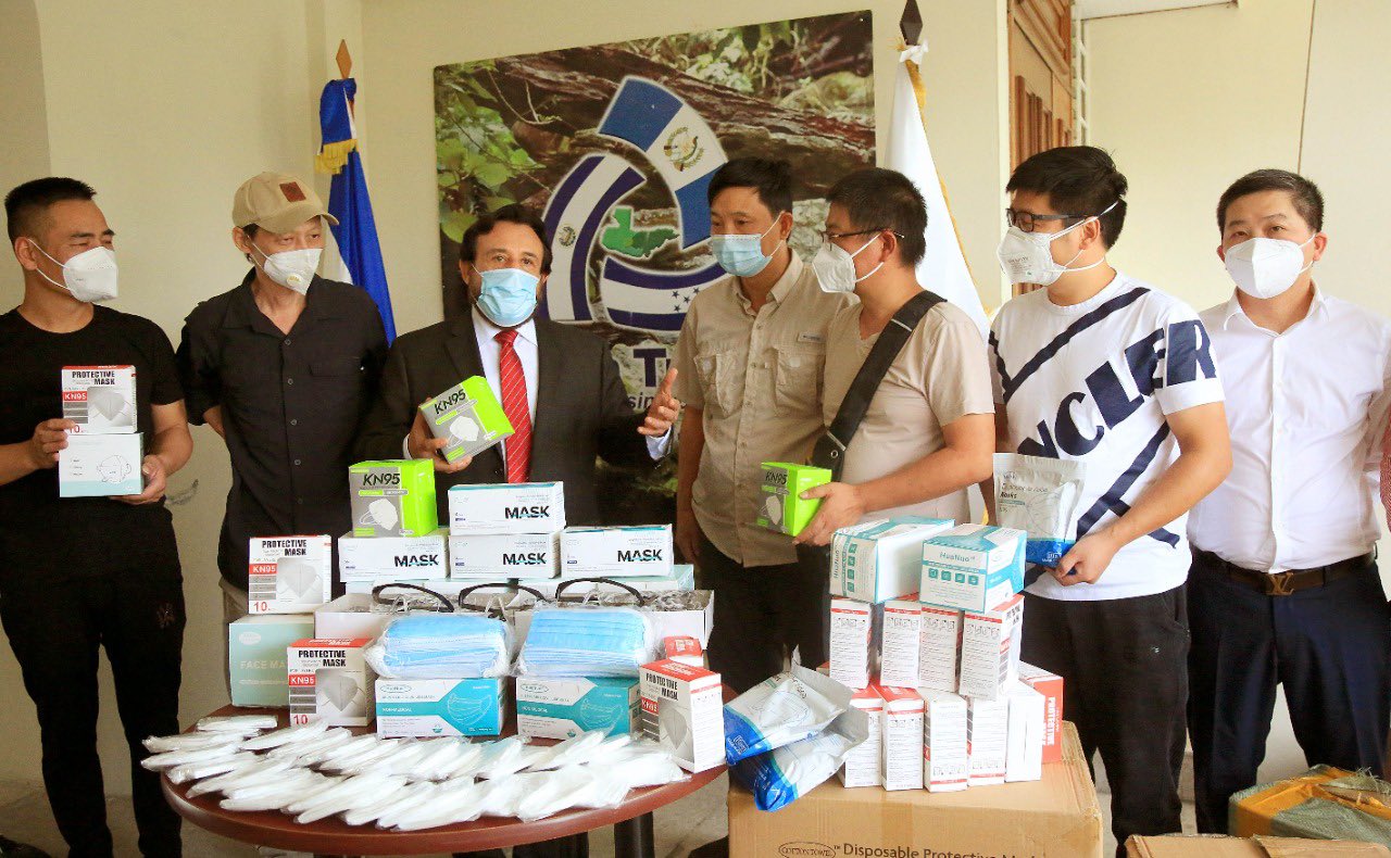 Comunidad China en el país entrega equipos de bioseguridad al Vicepresidente Ulloa como apoyo al Plan Trifinio comunidad-china-en-el-pais-entrega-equipos-de-bioseguridad-al-vicepresidente-ulloa-como-apoyo-al-plan-trifinio